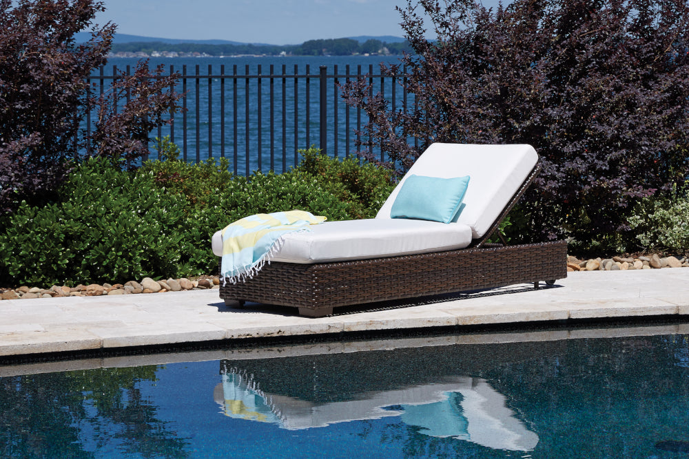 Lloyd Flanders Contempo Chaise